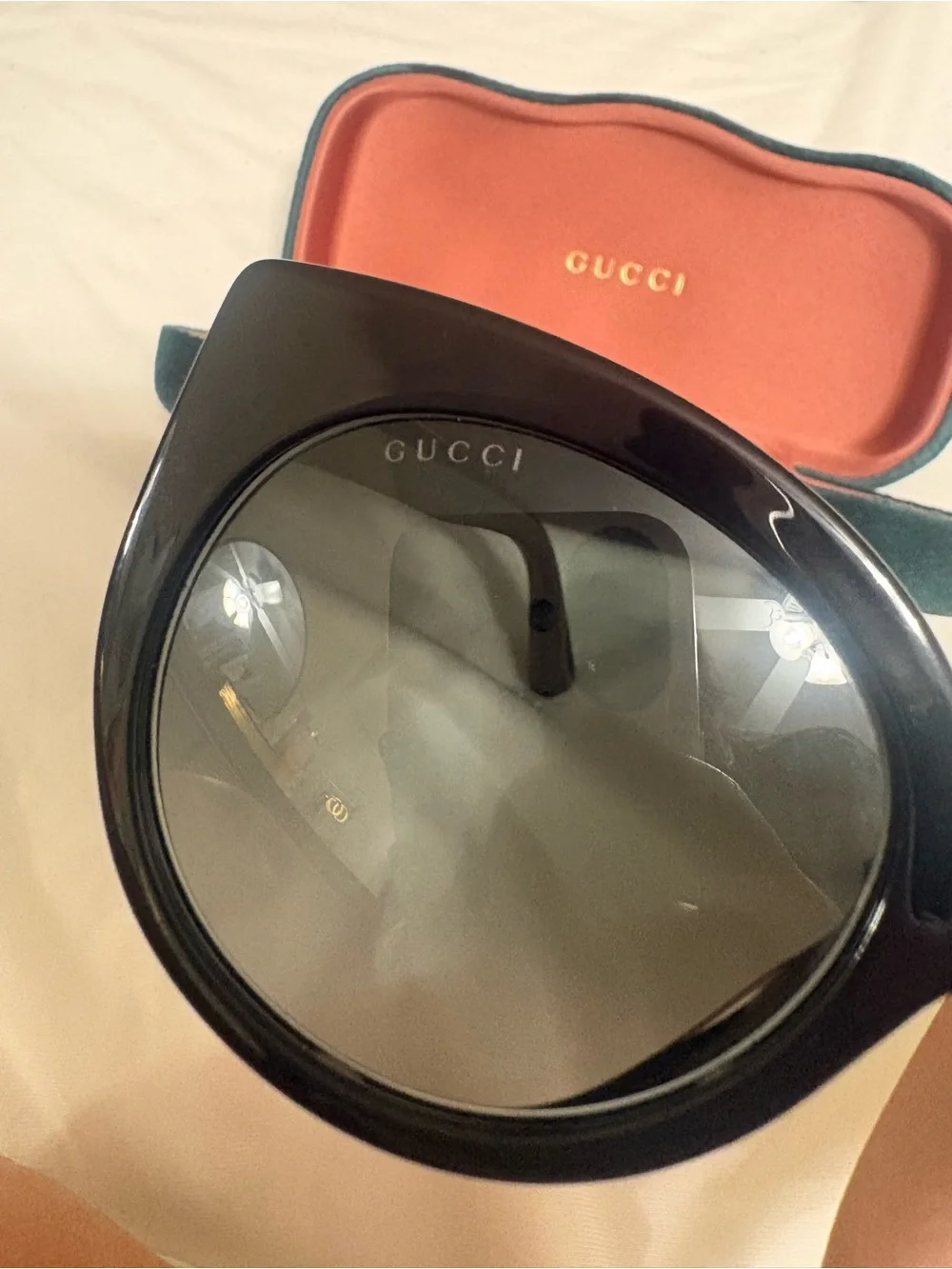 Gucci Black Round Sunglasses with green Case